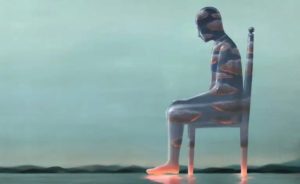 figura-sentada-en-silla-768x470