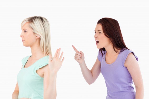 mujer-ignorando-dama-gritando_