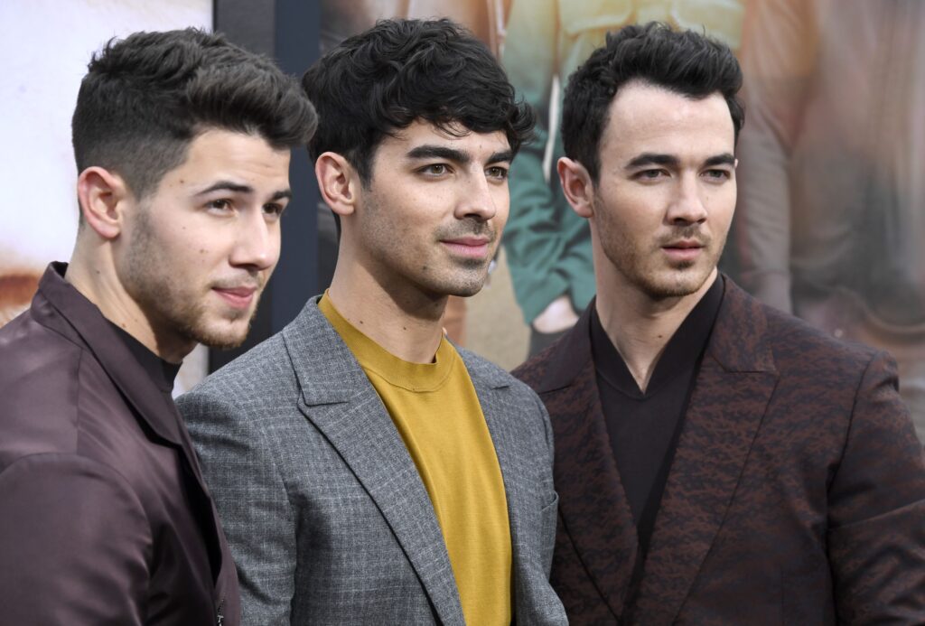 jonas-brothers-amazon-trajes-joe-kevin-nick-1559638737