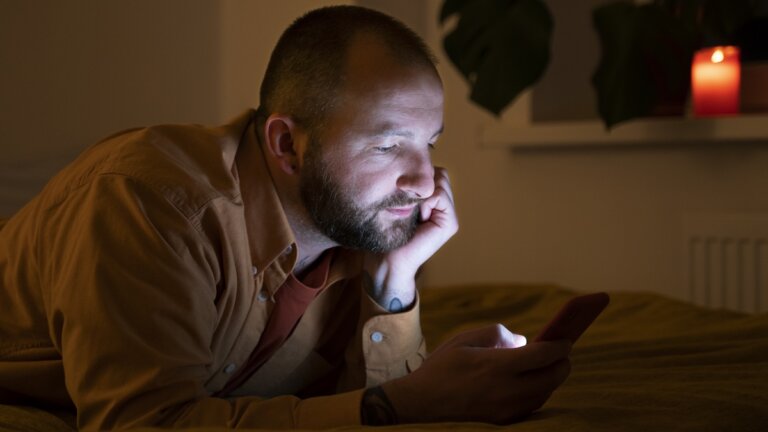 hombre-ve-telefono-768x432