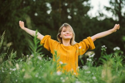 mujer-brazos-abiertos-campo-420x281