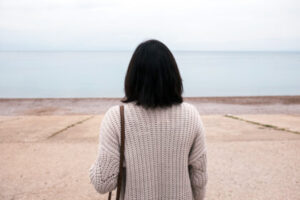mujer-sola-mirando-mar-420x280