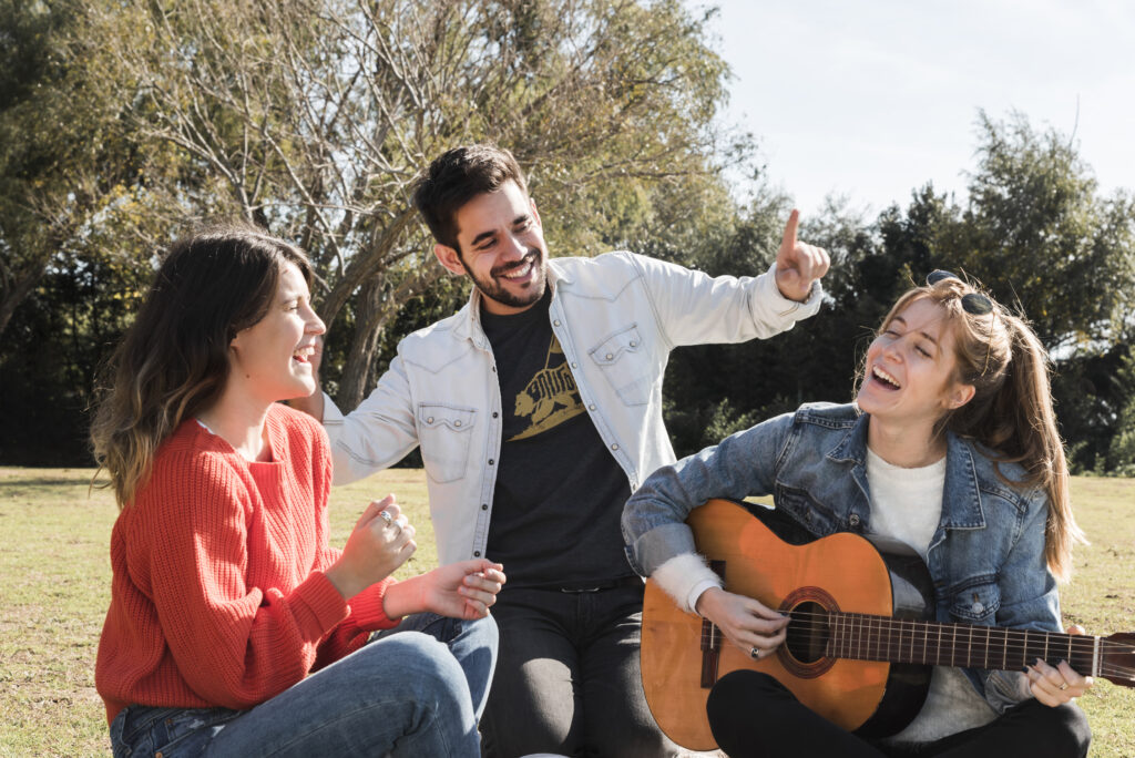 gente-tocar-la-guitarra-en-el-estacionamiento_1