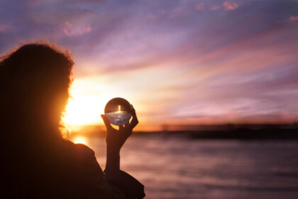 mujer-bola-cristal-mirando-atardecer-420x280