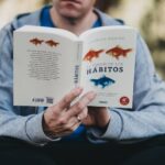 ¿Leer libros de superación personal alcanza para cambiar? La psicología explica por qué muchas personas no logran dar el siguiente paso