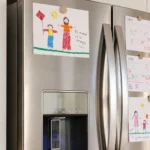 Los padres que guardan los dibujos de sus hijos transmiten mucho más que orgullo: el mensaje que destaca la psicología